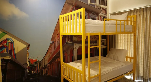 Кровать в общем номере с балконом Sino Hostel Kata