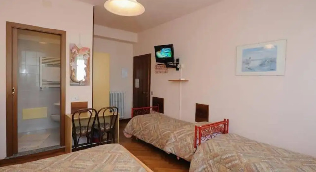 Трёхместный номер Standard с балконом Hotel Elena