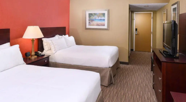 Четырёхместный номер Standard Holiday Inn Express Hotel Clearwater East - ICOT Center by IHG