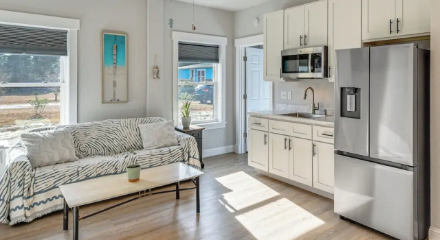 Outer Banks Couples Escape Near Beach & Gardens!