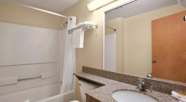 Четырёхместный номер Standard Days Inn Colchester/Burlington