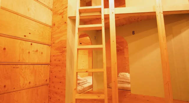 Кровать в общем номере с 4 комнатами Ishigaki Guesthouse HIVE