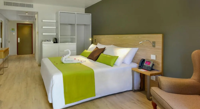 Номер Standard с балконом и рядом с пляжем Mauricia Beachcomber Resort & Spa