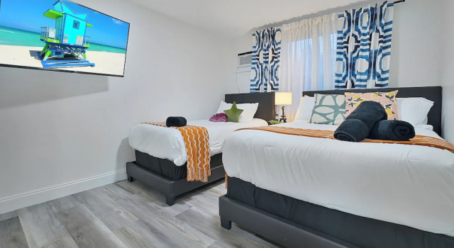 4 to 14 Guests, 2 Kitchens, Jungle Retreat BBQ Patio