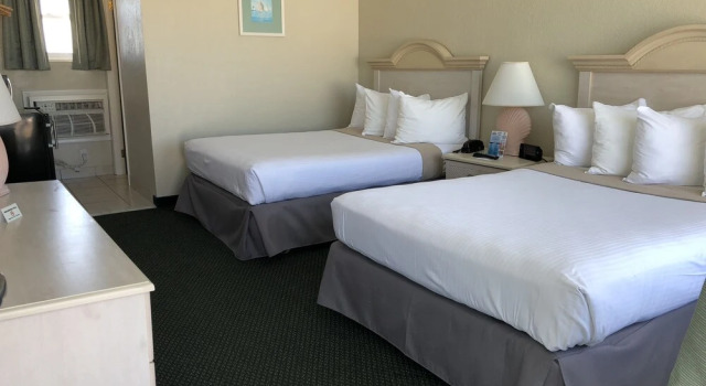 Четырёхместный номер Standard с красивым видом из окна Biscayne Family Resort