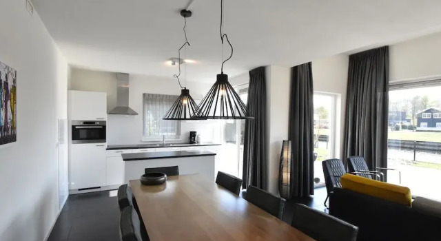 Modern Villa with Large Garden by the Water with Hot Tub & Infrared Sauna, Rezerwuj Willa Hotele w Veluwe z parkingiem, Parking