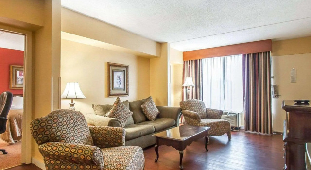 Двухместный люкс Clarion Inn & Suites University Center