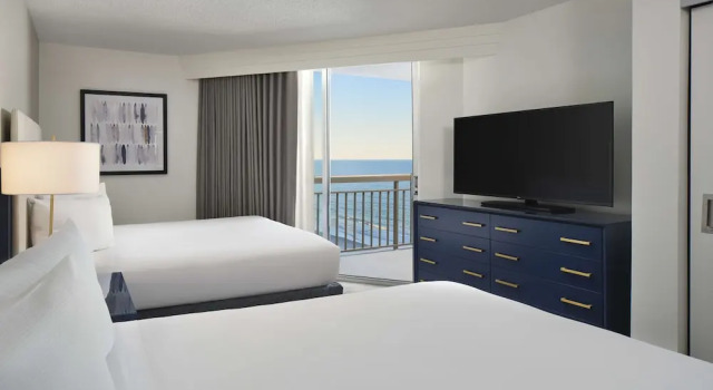 Четырёхместный люкс Premium с видом на океан Embassy Suites by Hilton Myrtle Beach Oceanfront Resort