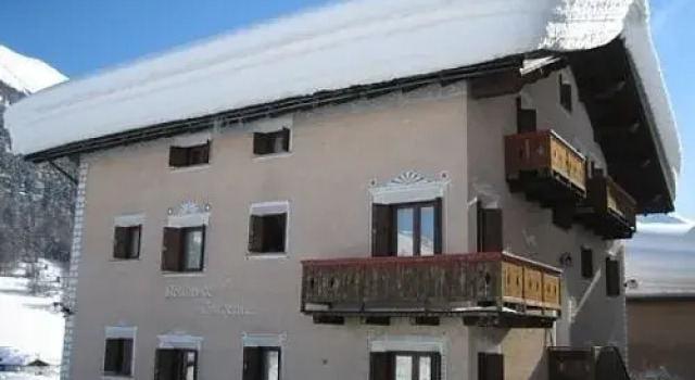 Residence Gardenia, Забронировать Отель Отели Ливиньо с бассейном, рядом с Бугельный подъёмник Сан Рокко 17Б (нижняя станция), Бассейн
