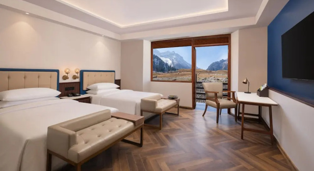 Двухместный номер Deluxe с балконом и с видом на горы Four Points By Sheraton Sonmarg Resort