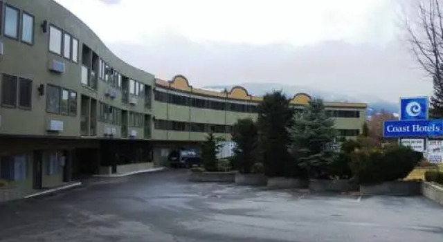 Кровать в общем номере Coast Penticton Hotel