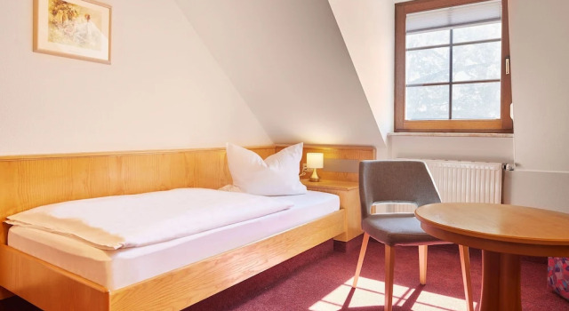 Четырёхместный семейный номер Standard с балконом и с видом на сад Hotel garni Sonnenhof