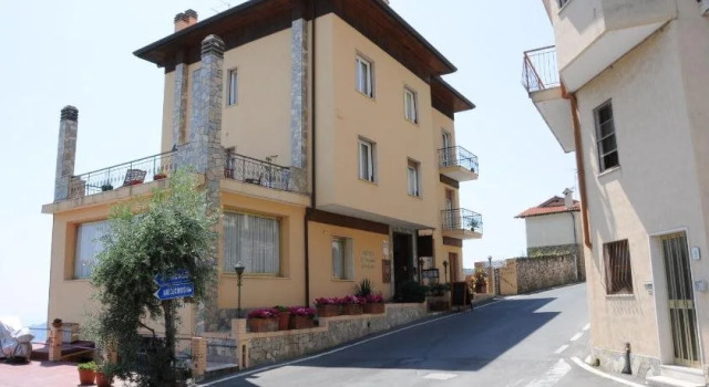 Hotel La Riana, Buchen Sie Hotel Perinaldo Ligurien