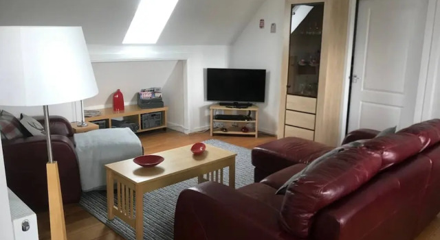 Home From Home Lovely 2 Bed Apartment in Stirling, Забронировать Апартаменты/квартира Отели Центральной Шотландии с парковкой, Парковка