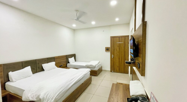 Трёхместный номер Deluxe Hotel Govindam Inn - near Temple