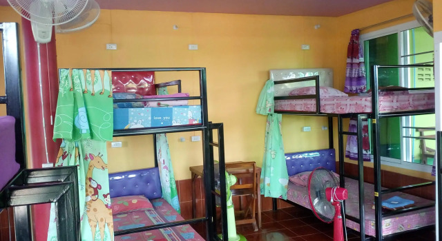 Кровать в общем номере RuengsriSiri Guesthouse