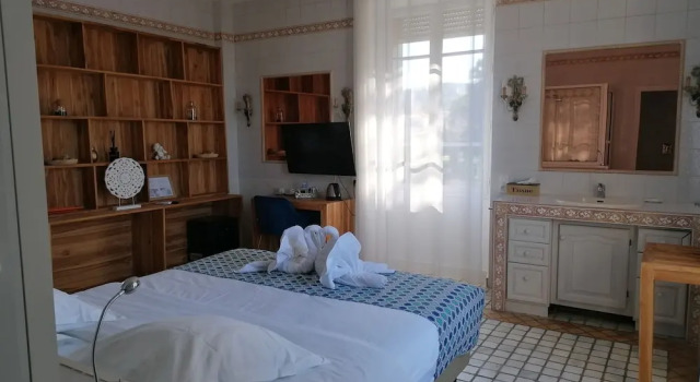 Двухместный номер Superior с балконом и с видом на бассейн DOMAINE DE LA NERTHE- HOTEL PROVENCE MEDITERRANEE