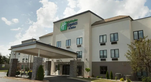 Люкс Economy Holiday Inn Express Hotel & Suites Madison by IHG