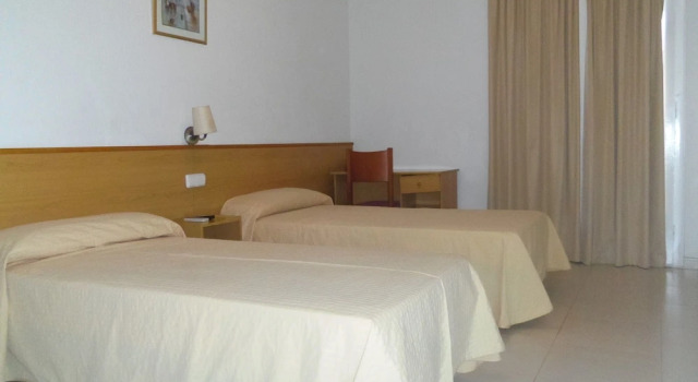 Трёхместный номер Standard с балконом Hotel Sant Jordi