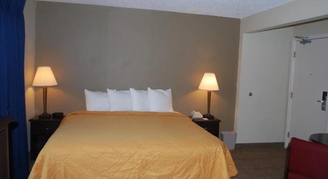 Номер Deluxe Clinton Inn & Suites