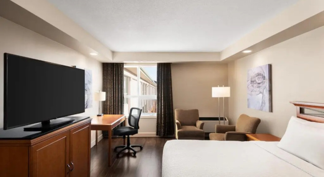 Номер Deluxe Royal Hotel Edmonton Airport Trademark Collection By Wyndham
