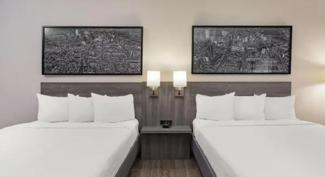 Четырёхместный номер Standard Ramada by Wyndham Hartford North - Bradley Airport