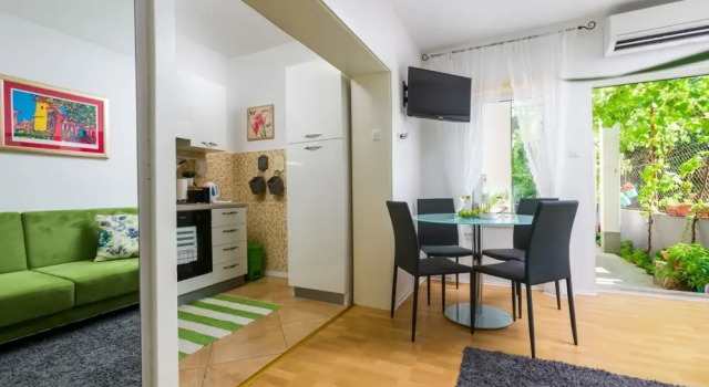 Jurica - 100 m From sea - A3, Varaa Huoneisto Hotellit Split-Dalmatia pysäköinnillä, Pysäköinti