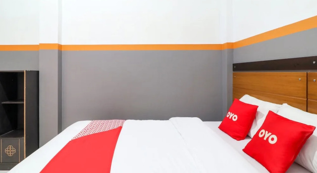 Superior Double room RedDoorz At Merdeka Street Garut