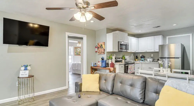 Коттедж Breezy Tampa Home w/ Yard: Perfect for Long Stays