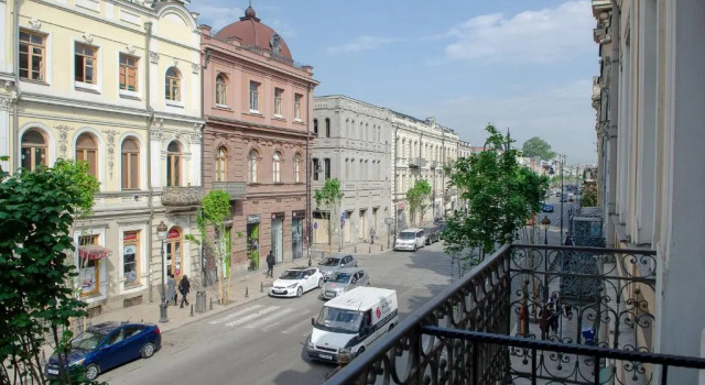 Home@97 on Aghmashenebeli Avenue, Забронировать Отель Чугурети Тбилиси, рядом с Tеатр имени Марджанишвили