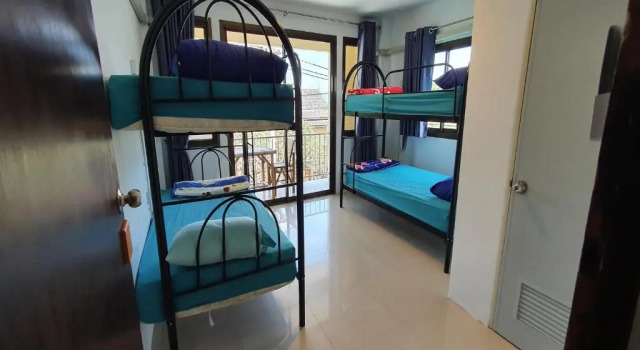 Кровать в общем номере P & T Guesthouse