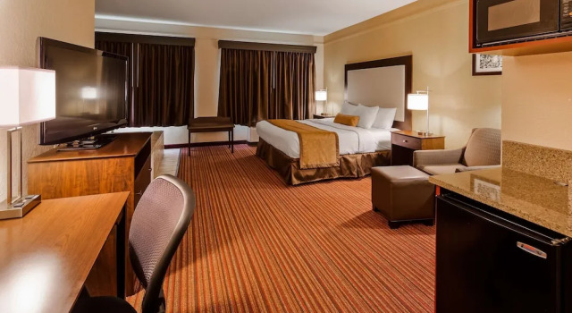 Двухместный люкс с джакузи Best Western Plus Strawberry Inn & Suites