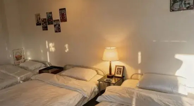 Кровать в общем номере (мужской номер) Tangsu He Ergou Seascape Inn