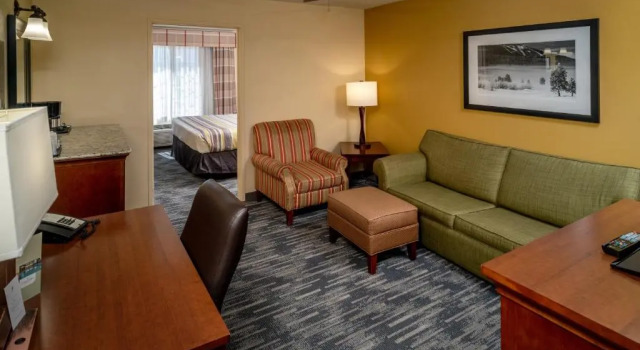 Двухместный люкс c 1 комнатой Country Inn & Suites By Radisson, Charleston South, WV