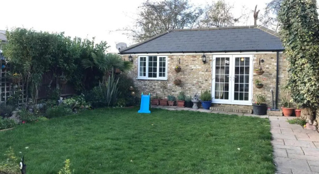 cosy cottage annex in Fairlop, Book Feriehus Ilford London og omegn