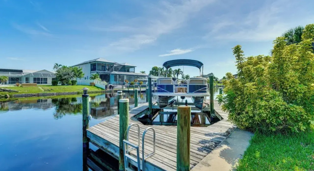 Коттедж 2 Mi to Beach: Canal-front Retreat in Cape Coral!
