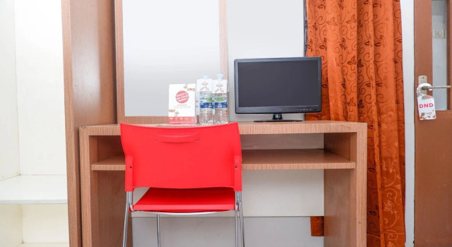 Kost Harmoni by RedDoorz, Book Hotel Hotels in Semarang with Parking, near Semawis Market, Parking