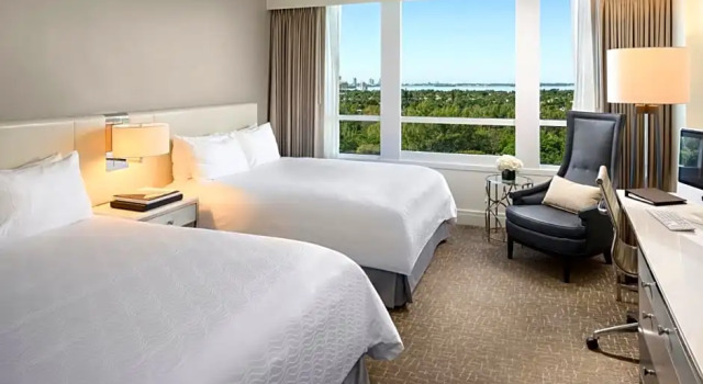 Четырёхместный номер Deluxe с видом на залив Fontainebleau Miami Beach