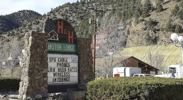 H&H Motor Lodge, Забронировать Отель Айдахо-Спрингс Roosevelt National Forest, рядом с Золотой прииск и музей Арго