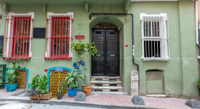 Renovated apartment at the heart of Istanbul with huge terrace, Boek Appartement Hotels in Beyoglu met parkeren, Parkeren