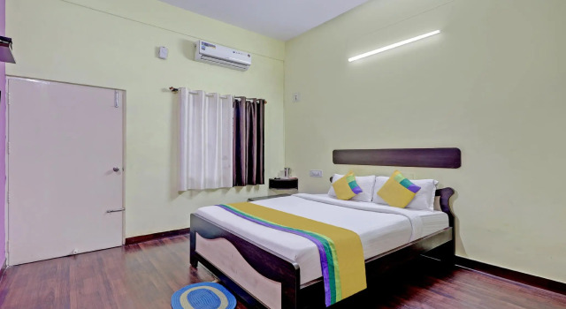 Guru Comfort, 100m from Apollo Hospital, Забронировать Отель Бангалор штат Карнатака, рядом с Indian Institute of Management Bangalore