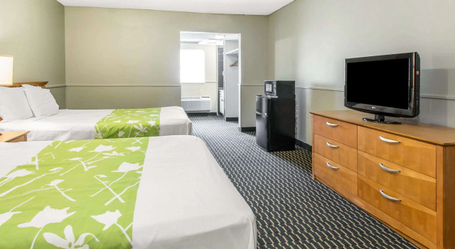 Четырёхместный номер Standard Rodeway Inn & Suites Winter Haven Chain of Lakes