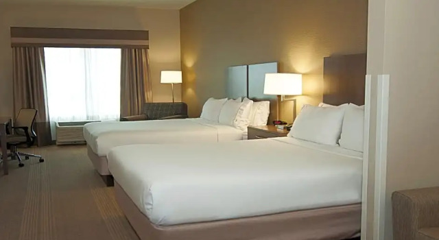 Четырёхместный люкс Holiday Inn Express Hotel & Suites Wichita Northeast by IHG