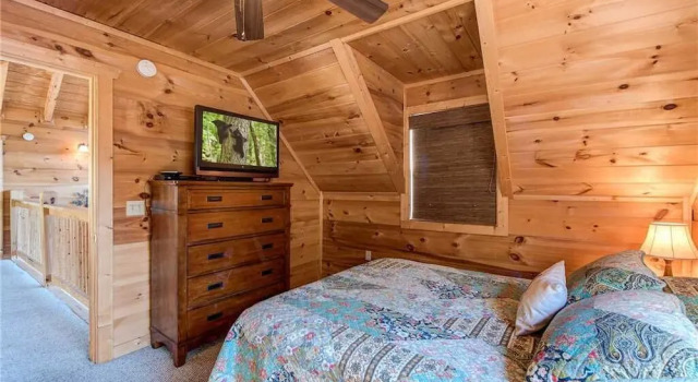 Bear Pause 4 Bedroom Home with Hot Tub