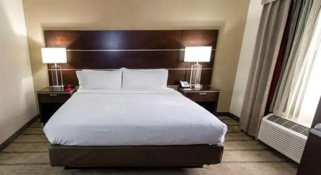 Люкс с видом на воду Holiday Inn Charlotte Airport by IHG