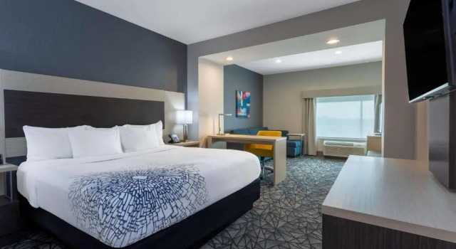 Люкс La Quinta Inn & Suites by Wyndham Shorewood