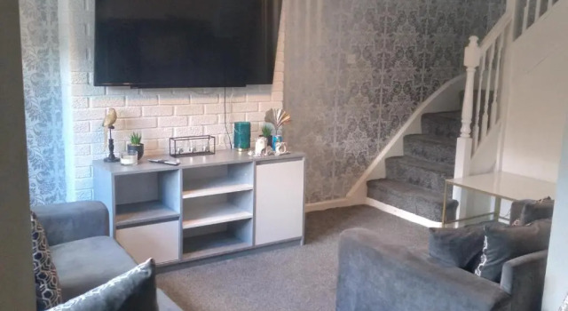 2 Bed House - Sleeps 4 - Pets - Garden - Parking, Varaa Huoneisto Asunnot kohteessa Merseyside, Huoneisto