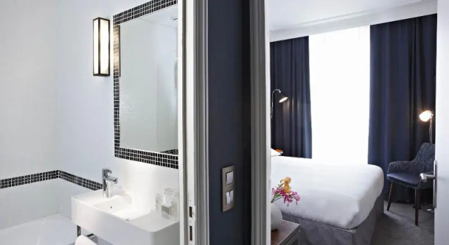 Четырёхместный номер Standard с балконом Hôtel Londres et New York - Teritoria