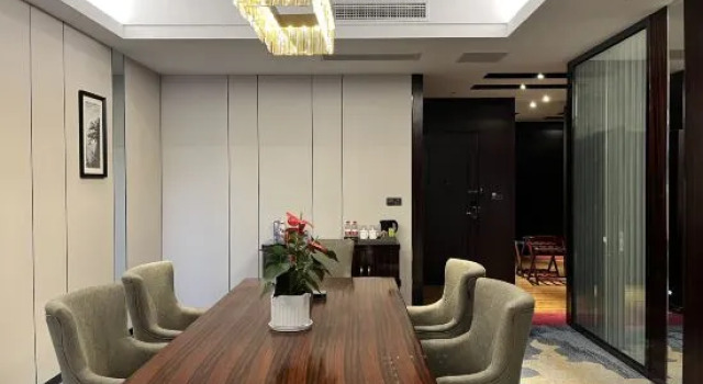 Семейный люкс V City Hotel