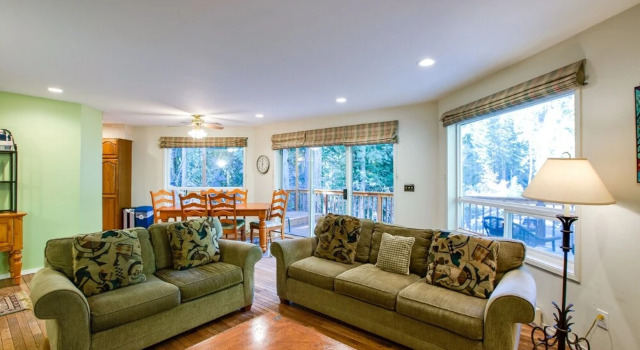 13SL - Hot Tub - Pets OK - WiFi - Sleeps 8, Buchen Sie Ferienhaus Hotels in Glacier mit Parkplatz, Parkplätze